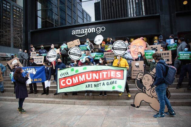 News Themen der Woche KW50 News Bilder des Tages December 16, 2021, New York, United States: A group of protesters seen with a banner and placards expressing their opinion outside of Amazon store, during the demonstration..Protesters rallied outside a secret, closed-door meeting between officials from the Port Authority of New York and New Jersey and Amazon at the World Trade Center in opposition to a multi-million dollar backroom deal for an Amazon air cargo facility. New York United States - ZUMAs197 20211216_zaa_s197_145 Copyright: xKarlaxCotx
