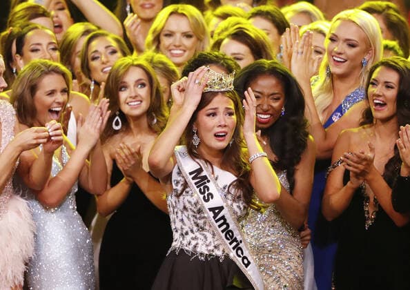Bilder des Jahres 2021, Entertainment 12 Dezember Entertainment Themen der Woche KW50 Entertainment Bilder des Tages Miss Alaska Emma Broyles reacts surrounded by the other contestants after she is crowned as the new 2022 Miss America at the 100th annual Miss America Competition at Mohegan Sun Arena in Uncasville, CT on Thursday, December 16, 2021.  NYP20211216136 JOHNxANGELILLO