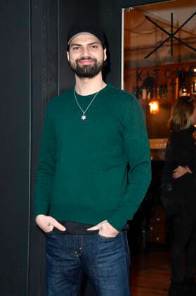Jimi Blue Ochsenknecht bei der Präsentation der veganen Jimi Orange Mango Bowl im Kitchen Kartell. Berlin, 16.12.2021 *** Jimi Blue Ochsenknecht at the presentation of the vegan Jimi Orange Mango Bowl at Kitchen Kartell Berlin, 16 12 2021 Foto:xN.xKubelkax xFuturexImage