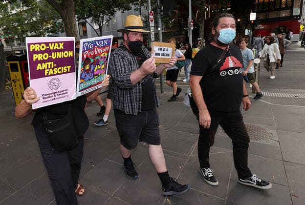PRO VACCINATION RALLY MELBOURNE, Protesters take part in pro vaccination rally outside the State Library of Victoria in Melbourne, Friday, December 17, 2021. ( NO ARCHIVING, EDITORIAL USE ONLY, NO USE IN BOOKS WITHOUT CONSENT MELBOURNE VIC AUSTRALIA  Copyright: xCONxCHRONISx 20211217001607271404
