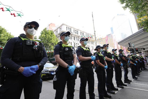 PRO VACCINATION RALLY MELBOURNE, Police are seen holding the line as protesters opposing the anti-vax movement take part in a rally outside the State Library of Victoria in Melbourne, Friday, December 17, 2021. ( NO ARCHIVING, EDITORIAL USE ONLY, NO USE IN BOOKS WITHOUT CONSENT MELBOURNE VIC AUSTRALIA  Copyright: xCONxCHRONISx 20211217001607276669