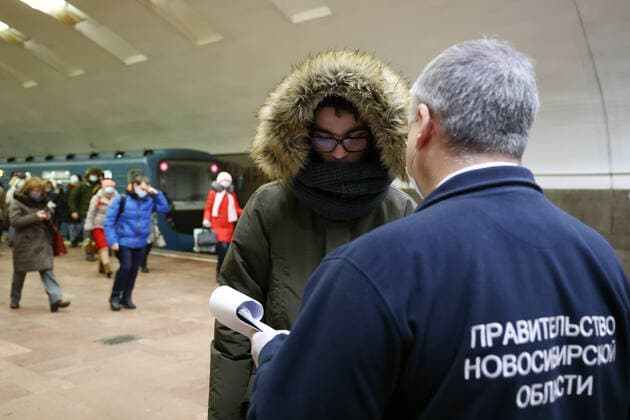 NOVOSIBIRSK, RUSSIA - DECEMBER 17, 2021: Andrei Benimetsky (R), deputy head of the passenger transportation department of the Novosibirsk Region Transport and Road Infrastructure Ministry, checks face mask compliance at Ploshchad Lenina Station of the Novosibirsk Underground. Russia s Novosibirsk Region has been placed on a high alert amid a rise in COVID-19 cases, the face mask mandate applying to all public venues. Kirill Kukhmar TASS  TS11C197