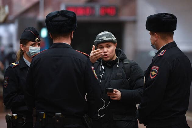 Russia Coronavirus Restrictions 6723508 17.12.2021 Police officers talk to a young man during a raid to control the mask regime at the Ploshchad Lenina (Lenin Square) metro station, in Novosibirsk, Russia. Alexandr Kryazhev Sputnik Novosibirsk Russia  Copyright: xAlexandrxKryazhevx