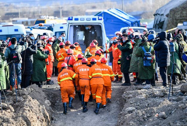 News Themen der Woche KW50 (211217) -- XIAOYI, Dec. 17, 2021 -- Rescuers work at the site of a flooded coal mine in Duxigou Village, Xiaoyi City, north China s Shanxi Province, Dec, 17, 2021. One of the 21 miners who are trapped in a flooded coal mine in north China s Shanxi Province was lifted out of the shaft safely at around 2:15 p.m. Friday, the local rescue headquarters said. ) CHINA-SHANXI-XIAOYI-FLOODED COAL MINE-RESCUE (CN) CaoxYang 