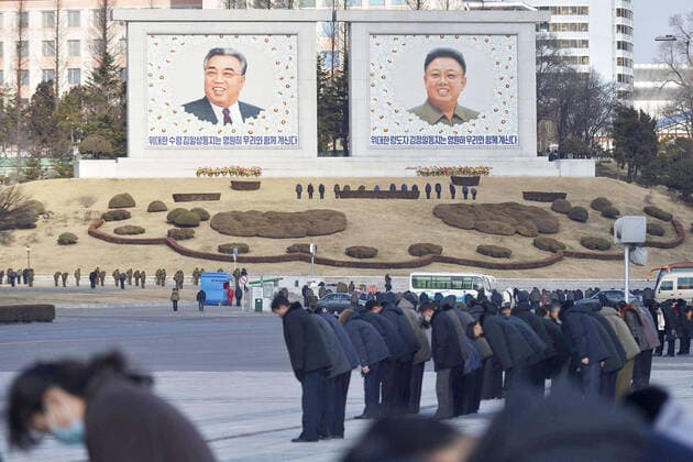 News Themen der Woche KW50 10th anniversary of death of Kim Jong Il North Korean citizens hold a moment of silence in Pyongyang on Dec. 17, 2021, the 10th anniversary of the death of North Korea s second leader Kim Jong Il.  A14AA0001174688P