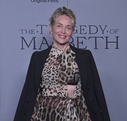 Bilder des Jahres 2021, Entertainment 12 Dezember Entertainment Themen der Woche KW50 Actress Sharon Stone attends the premiere of the motion picture historical war thriller The Tragedy of Macbeth at the DGA Theatre in Los Angeles on Thursday, December 16, 2021. Storyline: A Scottish lord becomes convinced by a trio of witches that he will become the next King of Scotland, and his ambitious wife supports him in his plans of seizing power.  LAP2021121633 JIMxRUYMEN