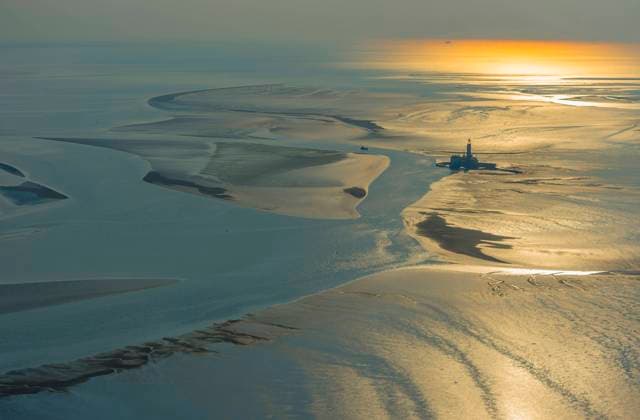 IMAGO Nature: Unsere Erde, Ressourcen, Erdöl Bohrinsel Mittelplate im Wattenmeer, Deutschland, Schleswig-Holstein, Schleswig-Holsteinisches Wattenmeer Nationalpark Mittelplate drilling platform in the Wadden Sea, Germany, Schleswig-Holstein, Schleswig-Holstein Wadden Sea National Park BLWS658592 *** Mittelplate drilling platform in the Wadden Sea, Germany, Schleswig Holstein, Schleswig Holstein Wadden Sea National Park Mittelplate drilling platform in the Wadden Sea, Germany, Schleswig Holstein, Schleswig Holstein Wadden Sea National Park BLWS658592 Copyright: xblickwinkel C.xKaiserx