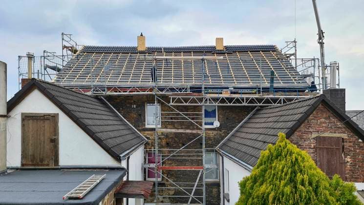 Dach wird neu gedeckt, Deutschland, NRW roof is being re-roofed, Germany, North Rhine-Westphalia BLWS658254 *** Roof is being re-roofed, Germany, North Rhine Westphalia BLWS658254 Copyright: xblickwinkel fotototox