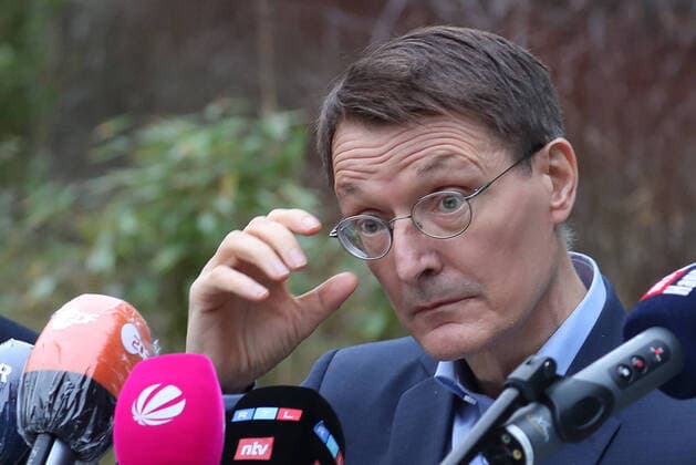 News Themen der Woche KW50 Niedersachsen, Hannover: Karl Lauterbach (r, SPD), Bundesminister für Gesundheit, besucht das Impfzentrum im früheren Regenwald-Panorama am Erlebnis-Zoo Hannover und impft die 10 Jährige Frida *** Lower Saxony, Hanover Karl Lauterbach r, SPD , Federal Minister of Health, visits the vaccination centre in the former Rainforest Panorama at the Hanover Adventure Zoo and vaccinates 10-year-old Frida