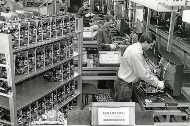 Produktion von Fernsehgeräten bei Grundig, Nürnberg 1991 DEU, Deutschland, Nuernberg, 29.10.1991, Grundig AG, Produktion von Fernsehgeraeten, Mitarbeiter im Werk Nuernberg-Langwasser fertigen TV-Geraete, Fernseherproduktion, produzieren, Montage, montieren, Fernsehchassis, Baugruppen, TV, TV-Geräte, Röhrenfernseher, Farbfernseher, Beruf, Arbeiter, Arbeit, arbeiten, Wirtschaft, Geschichte, Wirtschaftsgeschichte, 1991, 1990er, 90er Jahre, Neunziger Jahre, historisch, *** Production of television sets at Grundig, Nuremberg 1991 DEU, Germany, Nuremberg, 29 10 1991, Grundig AG, production of television sets, employees at the Nuremberg Langwasser plant manufacture TV sets, television set production, produce, assembly, assemble, television cha
