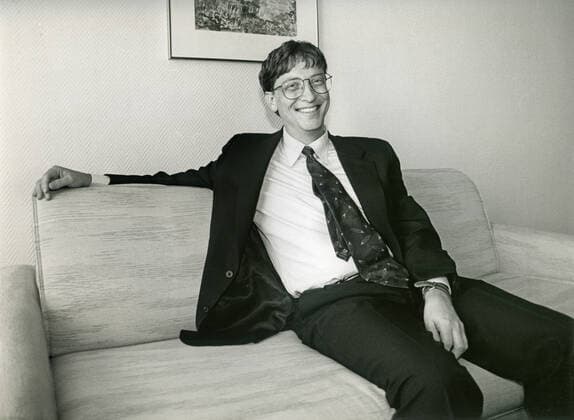 IMAGO History, 250 Jahre USA, Digitales Zeitalter: Entwicklung des Internets und Aufstieg von Silicon Valley Bill Gates, 1993 DEU, Deutschland, München, 30.04.1993, Bill Gates, geb. 1955, CEO Microsoft, Milliardaer, Unternehmer, reich, Reichtum, Portraet, Portrait, gutgelaunt, gute Laune, lachen, lacht, freundlich, entspannt, sitzen, Sofa, Brille, Persoenlichkeit, Geschichte, 1993, 1990er, 90er Jahre, Neunziger Jahre, historisch, *** Bill Gates, 1993 DEU, Germany, Munich, 30 04 1993, Bill Gates, born 1955, CEO Microsoft, billionaire, entrepreneur, rich, wealth, portrait, good-humoured, good mood, laugh, laughing, friendly, relaxed, sitting, sofa, glasses, personality, history, 1993, 1990s, 90s, nineties, historical,