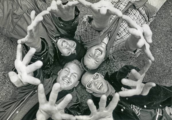 Die Fantastischen Vier, 1992 DEU, Deutschland, Passau, 1992, Die Fantastischen Vier, Band, am Beginn ihrer Karriere, nach ihrem ersten Charterfolg mit der Single Die Da!?!, aus der ersten LP 4 gewinnt, Hiphop, Hip-Hop, deutsche Hip-Hop-Gruppe, liegen im Gras und strecken die Haende zum Band-Zeichen Vier , Thomas D., And.Ypsilon, Smudo, Dee Jot Hausmarke, Fanta 4, Anfang, Anfaenge, gute Laune, lachen, Musik, Geschichte, Musikgeschichte, Zeitgeschichte, 1990er, 90er Jahre, Neunziger Jahre, historisch, *** Die Fantastischen Vier, 1992 DEU, Germany, Passau, 1992, Die Fantastischen Vier, band, at the beginning of their career, after their first chart success with the single Die Da , from the first LP 4 wins, hiphop, hip hop, German hip hop grou