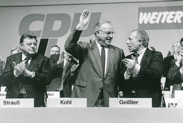 Helmut Kohl, Franz Josef Strauß, Heiner Geißler, 1987 DEU, Deutschland, Dortmund, 4. Januar 1987, Helmut Kohl, Bundeskanzler, CDU, Heiner Geißler, CDU-Generalsekretaer, Franz Josef Strauß, CSU-Vorsitzender, (links), beim Wahlkampfauftakt der Bundes-CDU in der Dortmunder Westfalenhalle, Wahlslogan Weiter so, Bundestagswahlkampf, Wahlkampf, Bundestagswahlen, Januar 1987, Politik, Politiker, Partei, Parteipolitiker, Bundesrepublik, Geschichte, Zeitgeschichte, 1980er, 80er, Jahre, Achtziger Jahre, historisch, *** Helmut Kohl, Franz Josef Strauß, Heiner Geißler, 1987 DEU, Germany, Dortmund, 4 January 1987, Helmut Kohl, Chancellor, CDU, Heiner Geißler, CDU Secretary General, Franz Josef Strauß, CSU Chairman, left , at the election campaign of