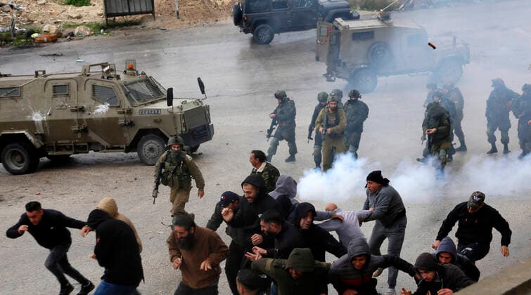 News Themen der Woche KW50 News Bilder des Tages December 17, 2021, Nablus, West Bank, Palestinian Territory: Israeli soldiers stand between settlers and Palestinian residents of the West Bank village of Burqah on December 17, 2021, after reported attacks by Israeli settlers on the village. - Israeli soldiers carried out a massive manhunt in the occupied West Bank after a Palestinian shooting attack on a car that resulted in one Israeli dead and two others wounded Nablus Palestinian Territory - ZUMAap3_ 20211217_zaf_ap3_259 Copyright: xShadixJarar Ahx