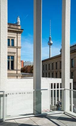 Die Besucherterrasse an der James Simon Galerie, Berlin, Deutschland, Europa *** The Visitors Terrace at the James Simon Gallery, Berlin, Germany, Europe Copyright: imageBROKER/Karl-HeinzxSpremberg iblkhs07192411.jpg