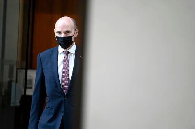Kanada, Pressekonferenz zur aktuellen Corona-Lage in Ottawa December 17, 2021, Ottawa, ON, CAN: Minister of Health Jean-Yves Duclos arrives for a news conference on the COVID-19 pandemic and the omicron variant, in Ottawa, on Friday, Dec. 17, 2021. Ottawa CAN  - ZUMAc35_ 20211217_zaf_c35_015 Copyright: xJustinxTangx