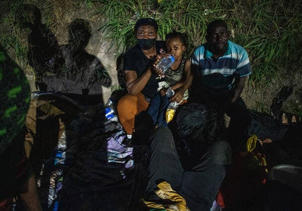 Mexiko, Lage der Geflüchteten in Tapachula December 16, 2021, Tapachula, Chiapas, Mexico: Haitian migrants queue up with the hope of catching bus provided by National Institute of Migration by the side of the a highway in the Southside ofTapachula, Mexico on Thursday, Dec. 16, 2021. The encampment swells to several thousands and up to one kilometer long. It has been plagued with a lack of water, food, and sanitation. The slow deployment of buses headed northbound has frustrated the thousands of Haitians and other migrants unhoused in the city. Tapachula Mexico - ZUMAt130 20211216_zap_t130_002 Copyright: xRichardxTsong-Taatariix