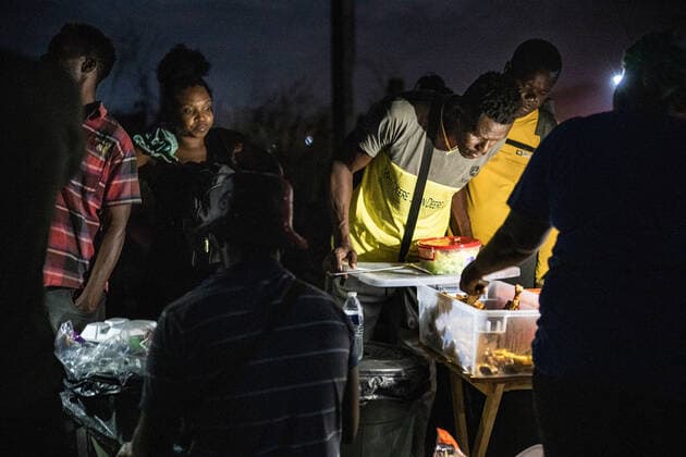Mexiko, Lage der Geflüchteten in Tapachula December 16, 2021, Tapachula, Chiapas, Mexico: Vendors, themselves mostly Haitian cater to other Haitian migrants queued up by the side of the a a highway in the Southside ofTapachula, Mexico on Thursday, Dec. 16, 2021. The encampment swells to several thousands and up to one kilometer long. It has been plagued with a lack of water, food, and sanitation. The slow deployment of buses headed northbound has frustrated the thousands of Haitians and other migrants unhoused in the city. Tapachula Mexico - ZUMAt130 20211216_zap_t130_010 Copyright: xRichardxTsong-Taatariix