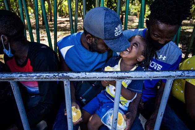 Mexiko, Lage der Geflüchteten in Tapachula December 16, 2021, Tapachula, Chiapas, Mexico: Haitian migrants including Miguelso Louis and his son Miguel,3, queue up at the Ecological Park to get permits from the National Institute of Migration in Tapachula, Mexico on Thursday, Dec. 16, 2021. The slow deployment of permits and or buses headed northbound has frustrated the thousands of Haitians and other migrants unhoused in the city. Tapachula Mexico - ZUMAt130 20211216_zap_t130_011 Copyright: xRichardxTsong-Taatariix