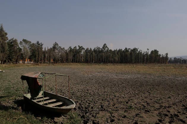 Mexiko, See in Tlahuac komplett ausgetrocknet Tlahuac Forest Lake Dries Up A boat in the middle of the Tlahuac Forest Lake dry in its entirety, due to the earthquake in 2017 that generated cracks and the escape of millions of liters of water causing the disappearance of some marine species and the activity of migratory birds. Mexico City Mexico City Mexico  Copyright: xGerardoxVieyrax originalFilename:vieyra-notitle211217_npRCL.jpg