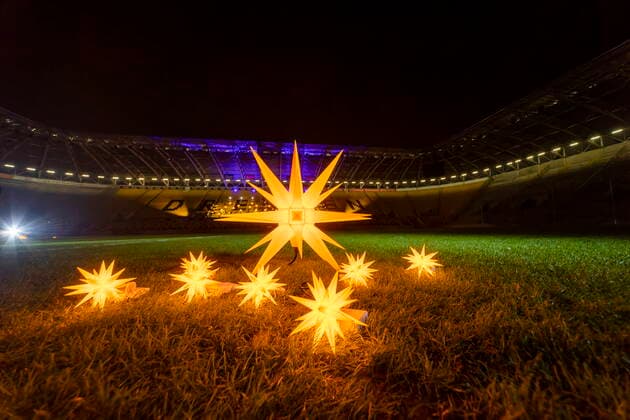 WEIHNACHTSLIEDER SINGEN IM DYNAMOSTADION AUS PANDEMIEGRÜNDEN LEIDER OHNE PUBLIKUM Fototermin Im leeren Rudolf-Harbig-Stadion. Der der Kreuzchor unter Leitung von Kreuzkantor Roderich Kreile (65) wird ein Konzert mit Weihnachtsliedern dirigieren Rund 60 Sänger werden ein Programm bestreiten, das von Herrnhuter Sternen illuminiert wird. Dresden Sachsen GERMANY