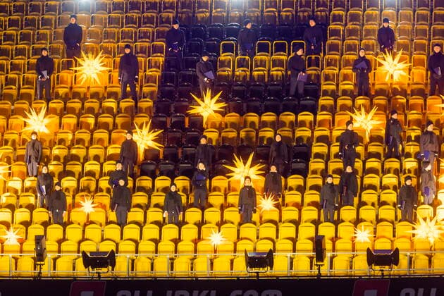 WEIHNACHTSLIEDER SINGEN IM DYNAMOSTADION AUS PANDEMIEGRÜNDEN LEIDER OHNE PUBLIKUM Fototermin Im leeren Rudolf-Harbig-Stadion. Der der Kreuzchor unter Leitung von Kreuzkantor Roderich Kreile (65) wird ein Konzert mit Weihnachtsliedern dirigieren Rund 60 Sänger werden ein Programm bestreiten, das von Herrnhuter Sternen illuminiert wird. Dresden Sachsen GERMANY