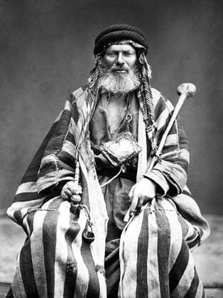 Bedouin (from the Arabic badawÄ« Ø¨ÙŽØ¯ÙŽÙˆÙÙä, pl. badw Ø¨ÙŽØ¯Ù’Ùˆ or badawiyyÅ«n Ø¨ÙŽØ¯ÙŽÙˆÙÙäÙÙ‘ÙˆÙÜ) are a part of a predominantly desert-dwelling Arabian ethnic group traditionally divided into tribes, or clans, known in Arabic as Ê¿aÅ¡ÄÊ¾ir (Ø¹ÙŽØ ÙŽØßØ¦ÙØ±).The term Bedouin derives from a plural form of the Arabic word badawÄ«, as it is pronounced in colloquial dialects. The Arabic term badawÄ« (Ø¨Ø¯ÙˆÙä) derives from the word bÄdiyah (Ø¨ÙŽØßØ¯ÙÙäØ ), which means semiarid desert (as opposed to á¹£aá¸¥arÄÊ¾ ØµÙŽØ­ÙŽØ±ÙŽØßØ¡, which means desert).<br ><br > Starting in the late nineteenth century, many Bedouin under British rule began to transit to a seminomadic life. In the 1950s and 1960s, large numbers of Bedouin throughou Supplier:xCPAxMediaxCo.xLtd. 1060_05_CPA0017673