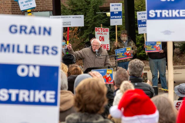 News Themen der Woche KW50 News Bilder des Tages December 17, 2021, Battle Creek, Michigan, USA: Battle Creek, Michigan USA - 17 December 2021 - Senator Bernie Sanders joins a rally of Kellogg workers, who have been on strike against the cereal maker since early October. The rally came just after a tentative agreement to settle the strike had been announced, though workers voted down what they said was an inadequate agreement a few weeks earlier. Battle Creek USA - ZUMAw66_ 20211217_zaf_w66_005 Copyright: xJimxWestx