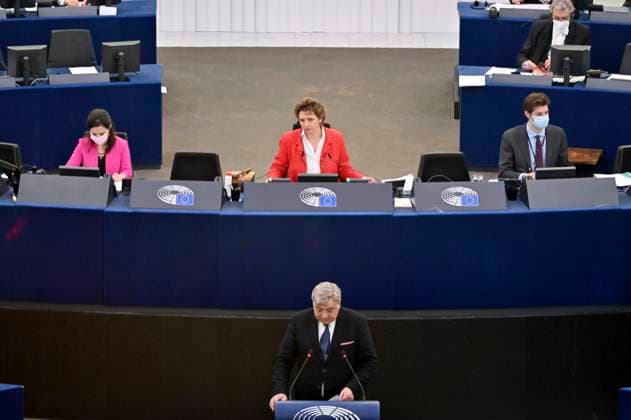 Nicola Beer und Kosma Zlotowski bei einer Plenartagung zum anhaltenden massiven Vorgehen gegen die Zivilgesellschaft und Menschenrechtsverteidiger in Russland im Plenarsaal des Europäischen Parlaments. Straßburg, 16.12.2021 *** Nicola Beer and Kosma Zlotowski at a plenary session on the ongoing massive crackdown on civil society and human rights defenders in Russia in the European Parliament Chamber Strasbourg, 16 12 2021 Foto:xD.xAnoraganingrumx xFuturexImage