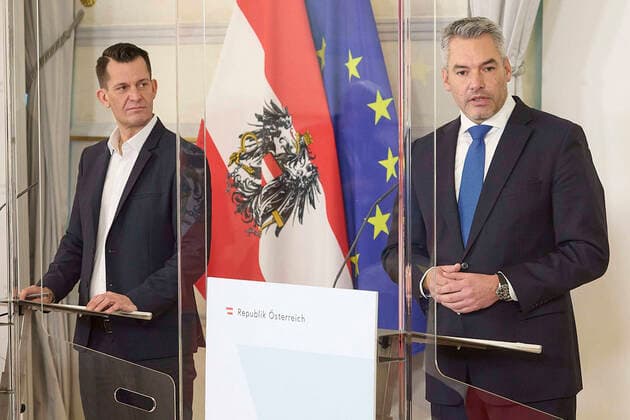 News Themen der Woche KW50 - Wien - Corona Krise - Heute am Vormittag fand im Bundeskanzleramt eine Pressekonferenz statt bei der die von der Bundesregierung eingesetzte gesamtstaatliche Covid-Krisenkoordination (GECKO) vorgestellt wurde. GECKO soll die Bereiche Impfen, Testen und Medikamentenbestellung koordinieren. GECKO soll keine bestehenden Gremien ersetzen, sondern ein Team der besten Köpfe nach deutschem Vorbild bündeln und soll regelmäßig beraten. PHOTO: (v.L.) Gesundheitsminister Wolfgang Mückstein (Grüne), Bundeskanzler Karl Nehammer (ÖVP). Vienna (AUSTRIA) - Covid Crisis - This morning a press conference took place in the Federal Chancellery at which the state Covid Crisis Coordination (GECKO) set up by the Federal Government was presen 