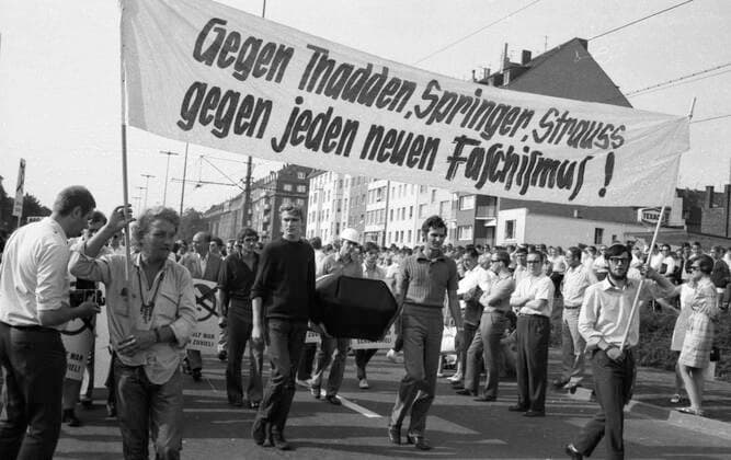 NPD-Bundestagswahlkampf 1969 DEU, Deutschland, Duesseldorf: Der Wahlkampf der rechtsradikalen NPD ( Nationaldemokraten) zur Bundestagswahl im Jahre 1969 verlief aehnlich wie der dieser Partei in den Revierstaedten . Vor lichten Raengen und Stuhlreihen in den Saelen protestierten draußen viele Menschen mit Parolen wie Ein Adolf war genug . DEU, Germany, Duesseldorf: The election campaign of the right-wing radical NPD ( National Democrats) for the federal election in 1969 was similar to that of this party in the district cities . In front of empty crowds and rows of chairs in the halls, many people protested outside with slogans like One Adolf was enough . NRW *** NPD Federal election campaign 1969 DEU, Germany, Duesseldorf The election