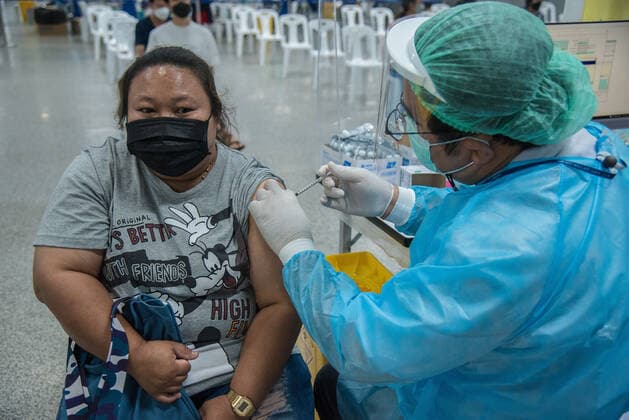 December 18, 2021, Bangkok, Thailand: A health worker administers a dose of Pfizer-BioNTech Covid-19 vaccine to a woman at the Bang Sue Grand Station, Bangkok..Thailand has accelerated Covid-19 vaccination shots and booster shot in preparation for a local spread of the Omicron variant after Thailand s Ministry of Health said last week that at least 9 cases of Omicron had been discovered in Thailand. Bangkok Thailand - ZUMAs197 20211218_zaa_s197_006 Copyright: xPeeraponxBoonyakiatx