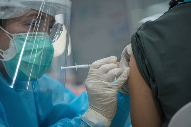 December 18, 2021, Bangkok, Thailand: A health worker administers a dose of Pfizer-BioNTech Covid-19 vaccine to a man at the Bang Sue Grand Station, Bangkok..Thailand has accelerated Covid-19 vaccination shots and booster shot in preparation for a local spread of the Omicron variant after Thailand s Ministry of Health said last week that at least 9 cases of Omicron had been discovered in Thailand. Bangkok Thailand - ZUMAs197 20211218_zaa_s197_007 Copyright: xPeeraponxBoonyakiatx