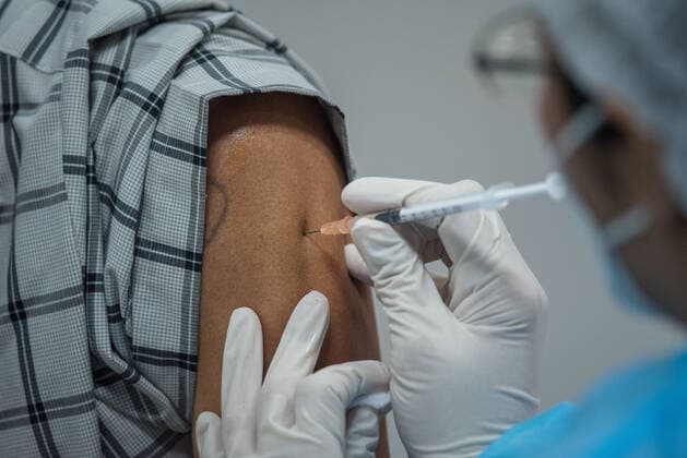 December 18, 2021, Bangkok, Thailand: A health worker administers a dose of Pfizer-BioNTech Covid-19 vaccine to a man at the Bang Sue Grand Station, Bangkok..Thailand has accelerated Covid-19 vaccination shots and booster shot in preparation for a local spread of the Omicron variant after Thailand s Ministry of Health said last week that at least 9 cases of Omicron had been discovered in Thailand. Bangkok Thailand - ZUMAs197 20211218_zaa_s197_010 Copyright: xPeeraponxBoonyakiatx
