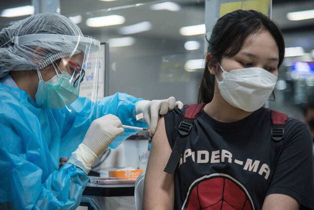 December 18, 2021, Bangkok, Thailand: A health worker administers a dose of Pfizer-BioNTech Covid-19 vaccine to a woman at the Bang Sue Grand Station, Bangkok..Thailand has accelerated Covid-19 vaccination shots and booster shot in preparation for a local spread of the Omicron variant after Thailand s Ministry of Health said last week that at least 9 cases of Omicron had been discovered in Thailand. Bangkok Thailand - ZUMAs197 20211218_zaa_s197_012 Copyright: xPeeraponxBoonyakiatx