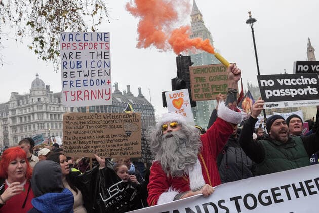 News Themen der Woche KW50 Anti-Vaccine Lockdown March In London A man dressed as Farther Christmas hold up a smoke flair as the march though, in London, United Kingdom, on December 18, 2021 during a protest against the Covid-19 restrictions. London United Kingdom  Copyright: xJayxShawxBakerx originalFilename:hammond-notitle211218_np5Kd.jpg