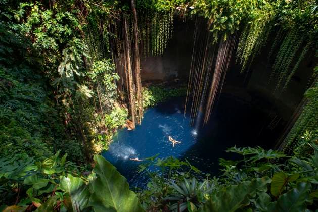 Swimming at Cenote Ik Kil in Yucatan, Mexico, a natural pit, or sinkhole near Chichen Itza. Yucatan Peninsula, Quintana Roo, Mexico. Ik Kil was sacred to the Mayans who used this cenote for both relaxation and ritual services centuries ago. Yucatan Mexico Copyright: xSergixReboredox SRE-052-ER1978