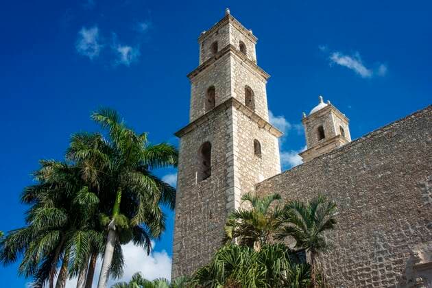 The Bishop s Palace or Peninsula Athenaeum and The San Ildefonso Cathedral in MÃ rida, the capital and largest city in the Yucatan State and Yucatan Peninsula, Mexico Yucatan Mexico Copyright: xSergixReboredox SRE-077-ER2037