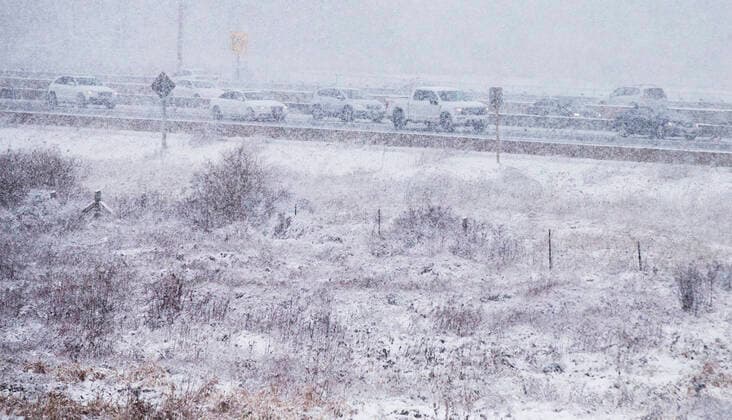 (211218) -- MISSISSAUGA (CANADA), Dec. 18, 2021 -- Vehicles are seen on Highway 403 during a snowy day in Mississauga, the Greater Toronto Area, Canada, on Dec. 18, 2021. A snowfall hit the Greater Toronto Area on Saturday. (Photo by Xinhua) CANADA-GREATER TORONTO AREA-MISSISSAUGA-SNOWFALL ZouxZheng 