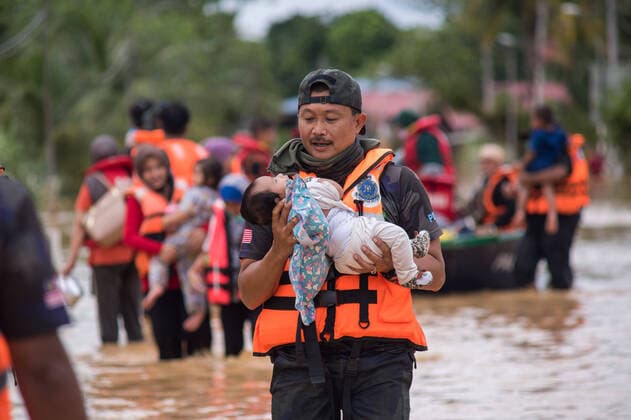 News Themen der Woche KW50 News Bilder des Tages (211219) -- SELANGOR, Dec. 19, 2021 -- Rescuers evacuate flood victims in Hulu Langat, Selangor, Malaysia, Dec. 19, 2021. Thousands of people were evacuated as continuous heavy rain caused severe flooding in several parts of Malaysia, Prime Minister Ismail Sabri Yaakob said late on Saturday. (Photo by Xinhua) MALAYSIA-SELANGOR-FLOOD ChongxVoonxChung 