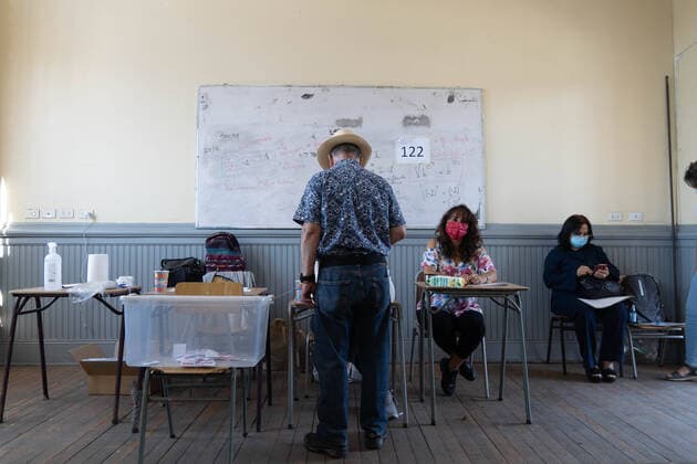 December 19, 2021, Santiago, Metropolitana, Chile: A man arrives to vote in a polling station during the second round of the presidential elections in Santiago, Chile. Chileans have to choose their next president between Gabriel Boric, from the left-wing coalition Apruebo Dignidad, and Jose Antonio Kast, from the right-wing Republican party. Santiago Chile - ZUMAb332 20211219_zip_b332_033 Copyright: xMatiasxBasualdox