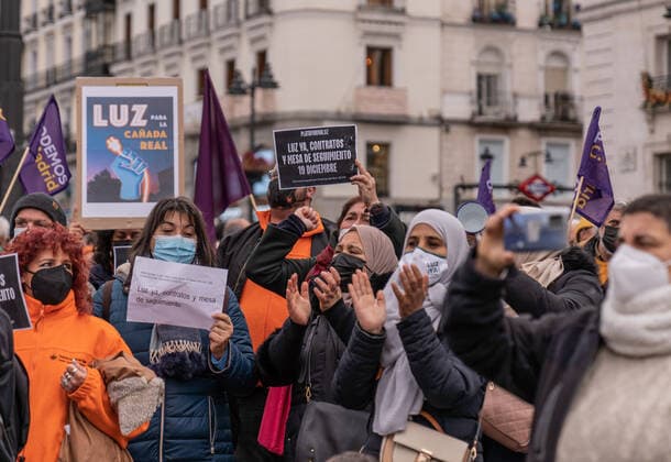 December 19, 2021, Madrid, Spain: Protesters seen gathering at Puerta del Sol during the demonstration..A group of people chanting slogans demonstrate in Puerta del Sol, Madrid city center, demanding for the return of electricity service contracts for the neighborhoods and monitoring tables for the Canada Real. They demand the end of this situation, since they have been without electricity services since October 2020. Madrid Spain - ZUMAs197 20211219_zaa_s197_087 Copyright: xGuillermoxGutierrezxCarrascalx