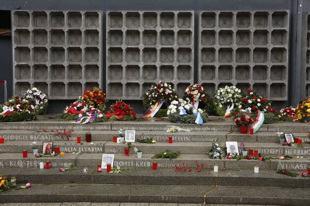 News Themen der Woche KW50 News Bilder des Tages Memory of the victims of Breitscheidplatz Berlin: Flowers, wreaths and candles for the victims of Breitscheidplatz. Berlin Berlin-Charlottenburg Germany Copyright: SimonexKuhlmey