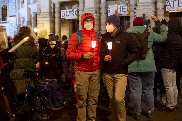 News Themen der Woche KW50 - Wien 19.12.2021 - Coronavirus Krise - Im Gedenken an die bis heute mehr als 13.400 Covid-Toten in Österreich fand heute Sonntagabend auf der Wiener Ringstrasse ein stilles Lichtermeer statt. Rund 40 Organisationen unterstützen die Aktion. PHOTO: Tausende Menschen folgten dem Aufruf, und kamen zum Ring, wie hier zwischen Burgtheater und Christkindlmarkt, um ihre Lichter zum Gedenken an alle bisherigen Opfer des Coronavirus anzuzünden.. Vienna, Austria - Covid Crisis - In memory of the more than 13,400 Covid deaths in Austria to date, a quiet sea of ??lights took place this Sunday evening on Vienna s Ringstrasse. Around 40 organizations support the campaign. PHOTO: Thousands of people followed the call and came to the ring, like her 
