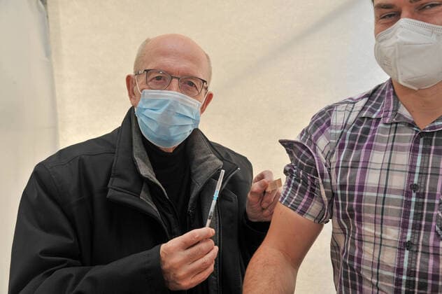 Bilder des Jahres 2021, Entertainment 12 Dezember Entertainment Themen der Woche KW50 Eine Impfaktion am Freitag (17.12.2021) in Saarlouis. Im Bild (v.l.): Reiner Calmund und Alexander Brosius. *** A vaccination action on Friday 17 12 2021 in Saarlouis In the picture f l Reiner Calmund and Alexander Brosius bub