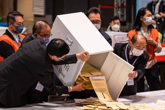 News Themen der Woche KW50 December 19, 2021, Hong Kong, China: The first box of ballots was poured out by the Secretary for Constitutional and Mainland Affairs, Eric Tsang Kwok-wai, and The Chairman of the Electoral Affairs Commission Justice Barnabas Fung Wah to be counted..The 2021 Legislative Council General Election was held on December 19, as 30.2 percent turnout rate in the election, the lowest since 1997 as pro-China or pro-establishment candidates winning a sweeping victory..This is the first major election for the legislative council since the electoral system reformation, a major crackdown on pro-democratic parties and the establishment of Hong Kong National Security Law, with the introduction of Candidate Eligibility Review Committee to ensure only patrio - ZUMAs197 20211219_zaa_s197_289 Copyright: xAlexxChanxTszxYukx