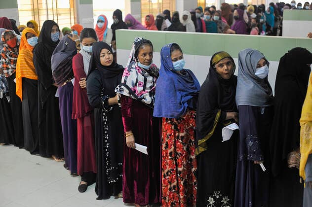 News Bilder des Tages December 20, 2021: 20 December 2021 Sylhet, Bangladesh: Women queue to be able to receive a Pfizer dose against Covid-19 disease at the M A G Osmani medical college & hospital vaccination center in Sylhet. Meanwhile, in Dhaka city of Bangladesh launched the COVID-19 booster shot campaign from Sunday with Pfizer vaccine to scale up its efforts for containing the spread of the lethal virus. - ZUMAr143 20211220_zap_r143_002 Copyright: xMdxRafayatxHaquexKhanx