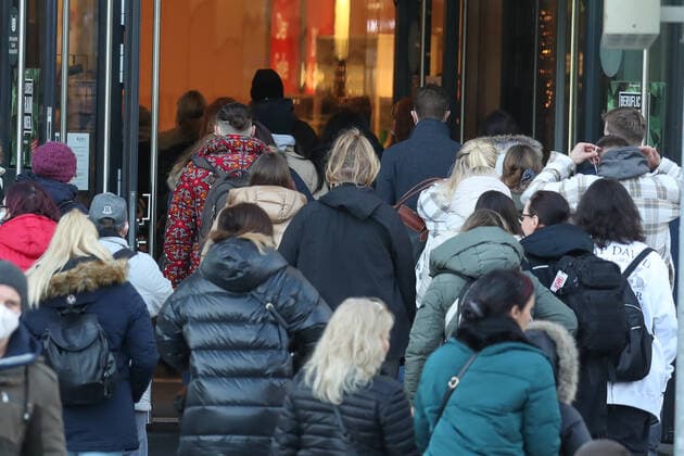Niedersachsen, Hannover, Kein 2G mehr im Einzelhandel, volle City, Weihnachtseinkäufe, einkaufen,