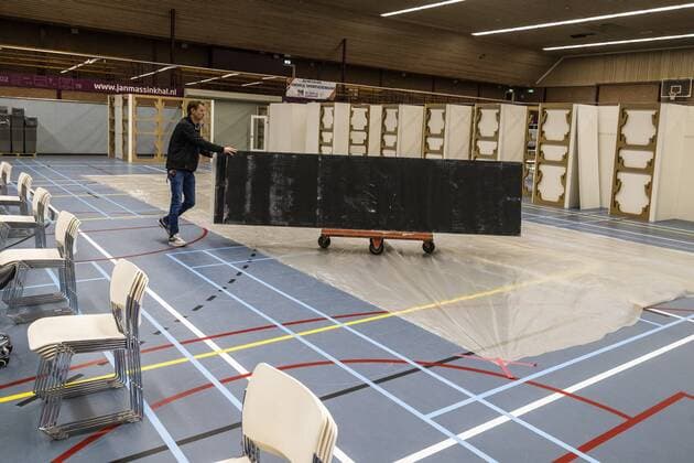 NIJMEGEN - The Jan Massinkhal is being converted into a temporary location for giving booster shots. In the extra puncture location, the lancing lines can be put into use after Christmas. ANP MARCEL KRIJGSMAN Copyright: xANPx xxANPx x442264162x