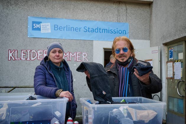 Entertainment Themen der Woche KW51 Entertainment Bilder des Tages Der Saenger und Entertainer Frank Zander hat am Montag (20.12.2021) weitere Spenden fuer Obdachlose an die Berliner Stadtmission uebergeben. (Foto: Anna Gindina, Mitarbeiterin der Stadtmission und Frank Zander mit Kisten voller Socken) Wie der christliche Sozialtraeger mitteilte, beendete Zander damit zugleich seine diesjaehrige Tour zugunsten Obdachloser in der Stadt, bei der er zuvor unter anderem warme Mahlzeiten ausgeteilt hatte. Zander organisiert traditionell ein Weihnachtsessen fuer Obdachlose, das allerdings wegen der Coronavirus-Pandemie auch in diesem Jahr nicht in der gewohnten Form stattfinden konnte. (Siehe epd-Meldung vom 20.12.2021) Frank Zander spendet Socken und Geld fuer Berliner Stadtmission *** The singer and entertainer Copyright: epd-bild ChristianxDitsch EDITORIAL USE ONLY